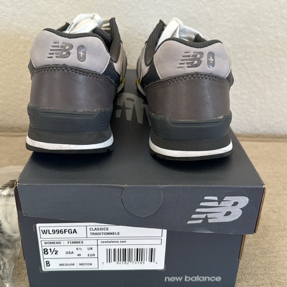 FIGS Women’s New Balance Classic Traditional 996
Size 8.5 Medium Width - Picture 3 of 5